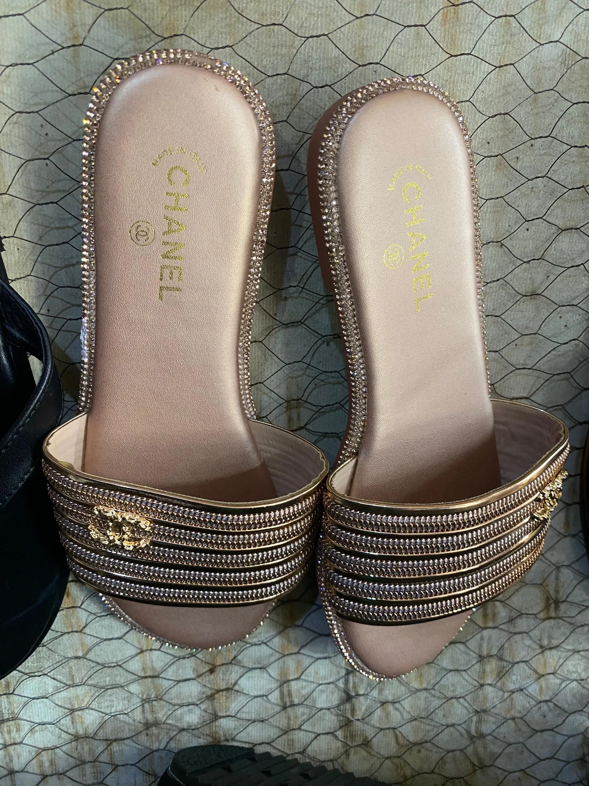 FLAT GOLD SLIPPERS
